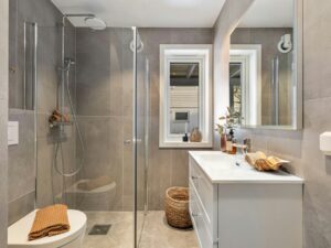 Flasche Abflussreiniger im Badezimmer