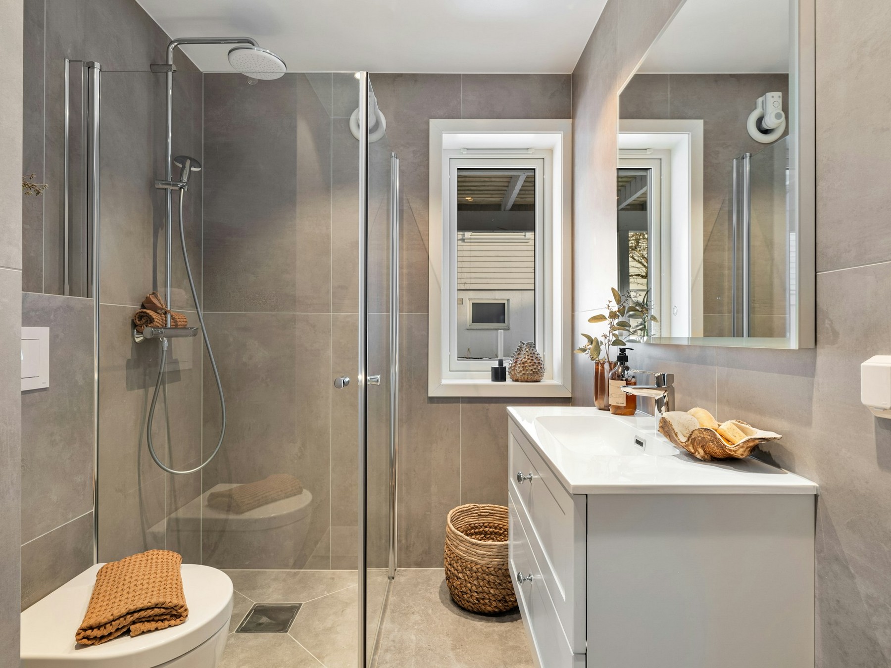 Flasche Abflussreiniger im Badezimmer
