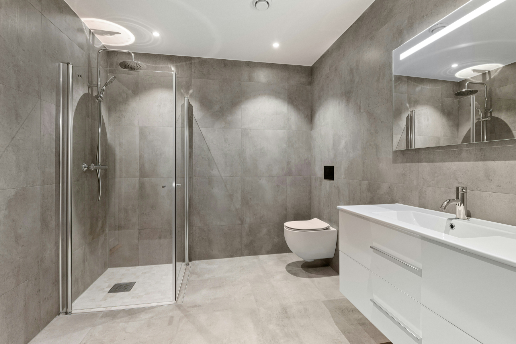 Ebenerdige Dusche mit flachem Abfluss im Boden