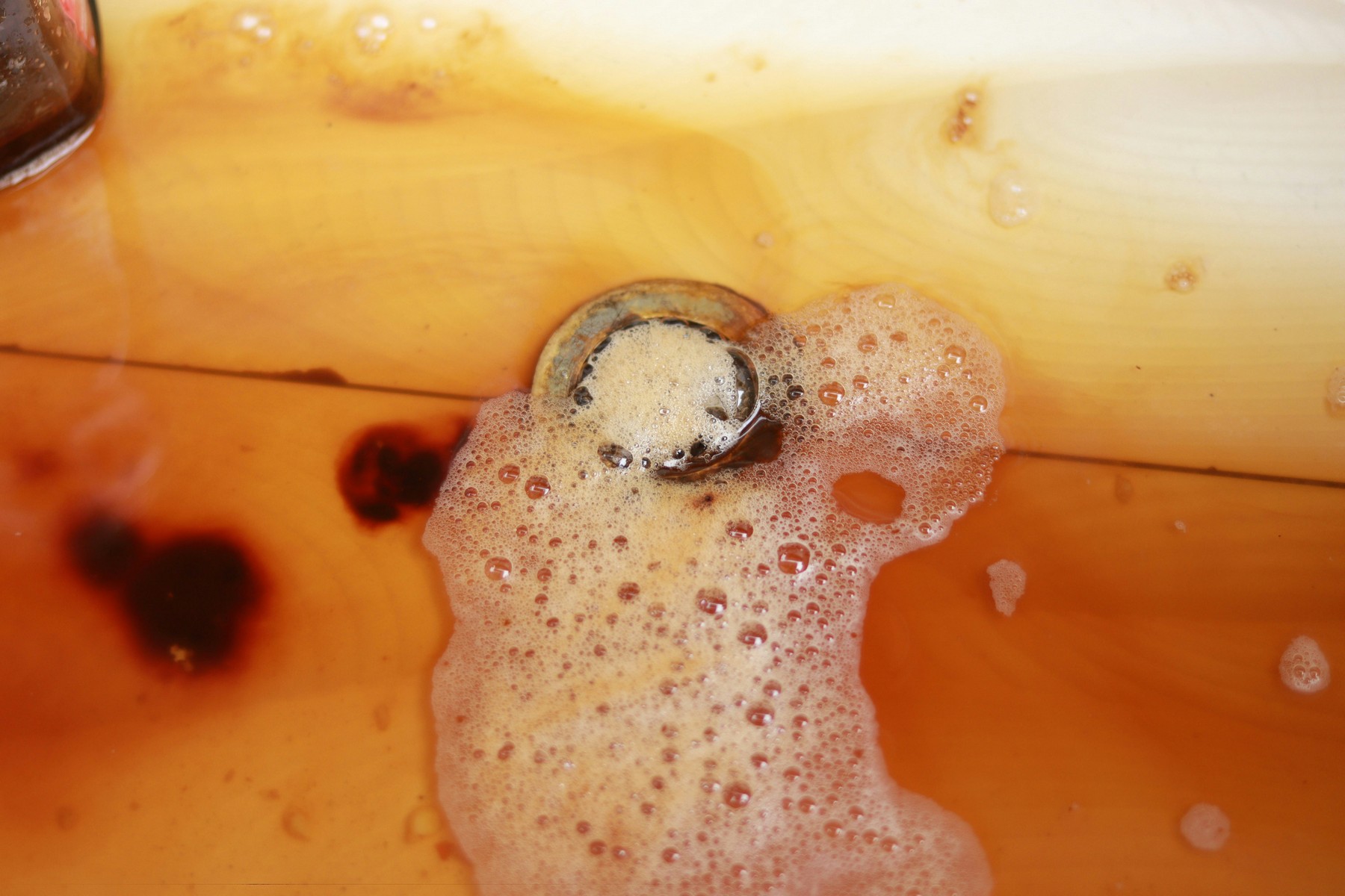 Vollständig gestautes Wasser auf einem Duschboden