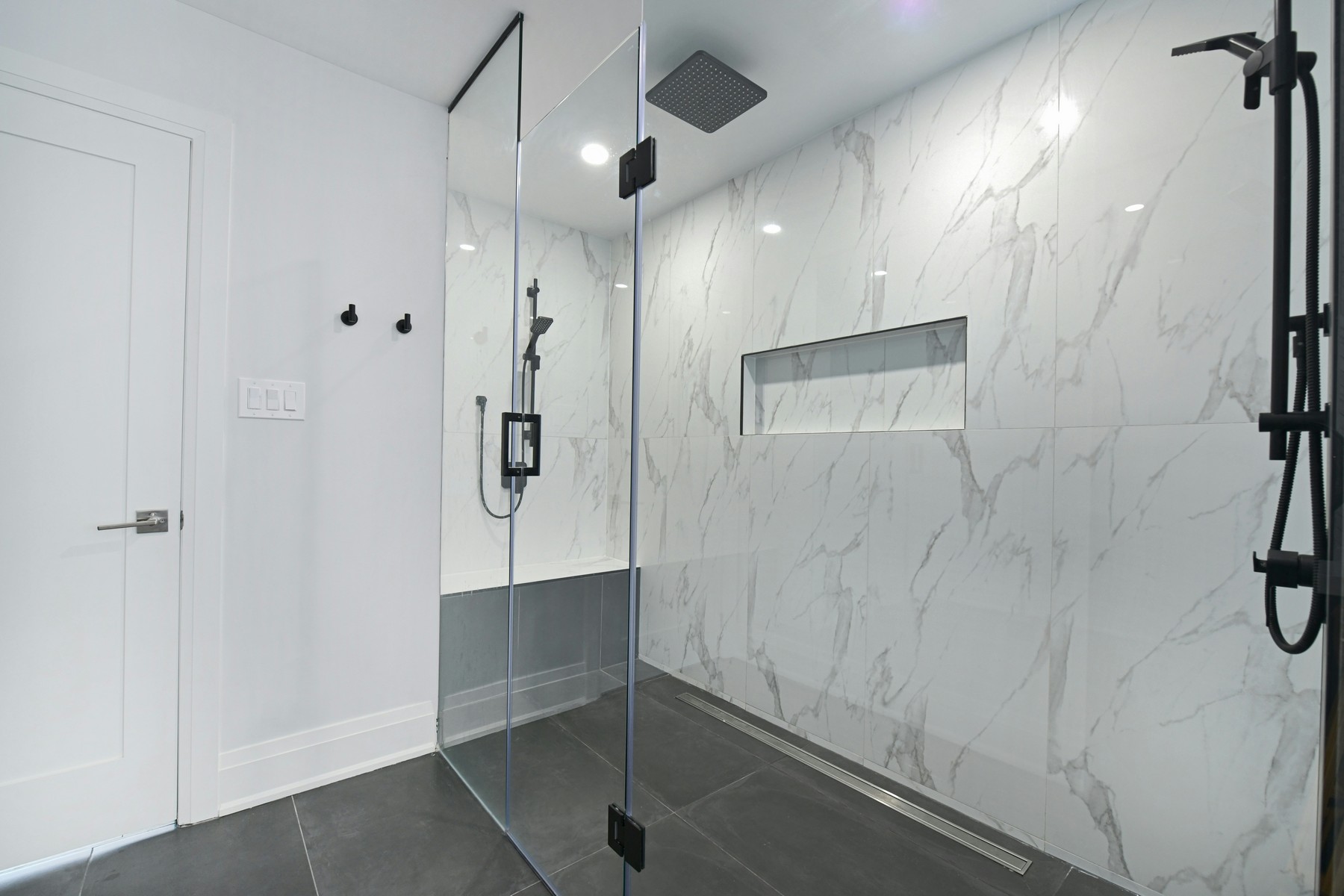 Neu installierte Dusche mit Abfluss im Neubau