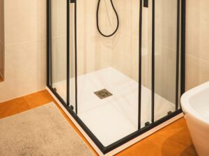 Rohrreinigungsspirale auf einem Badezimmerboden