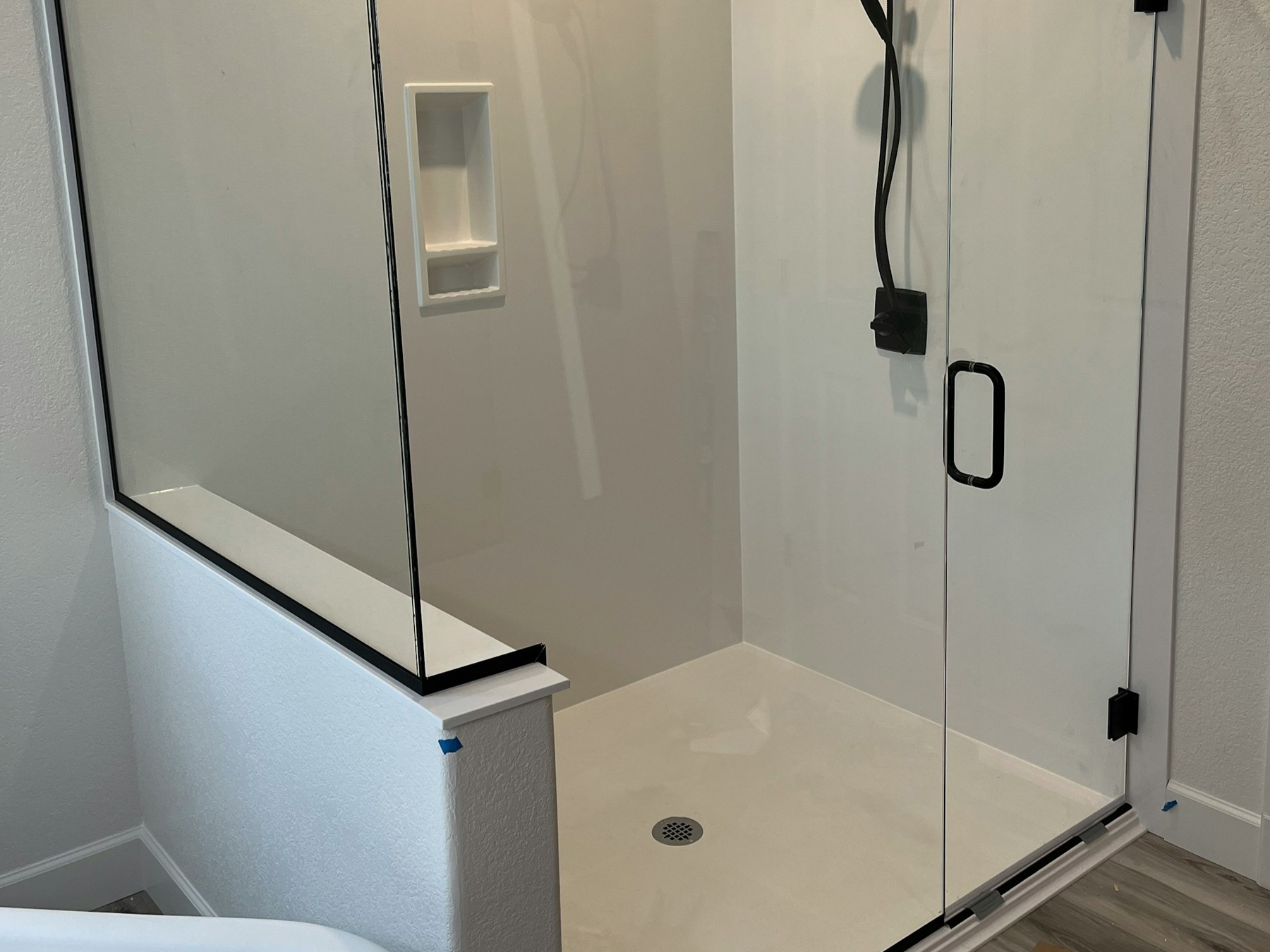 Wasser das sich auf dem Boden einer Dusche sammelt